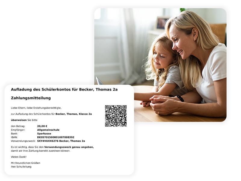 Eine blonde Frau sitzt mit ihrer jungen Tochter an einem Holztisch und schaut gemeinsam auf ein Tablet.