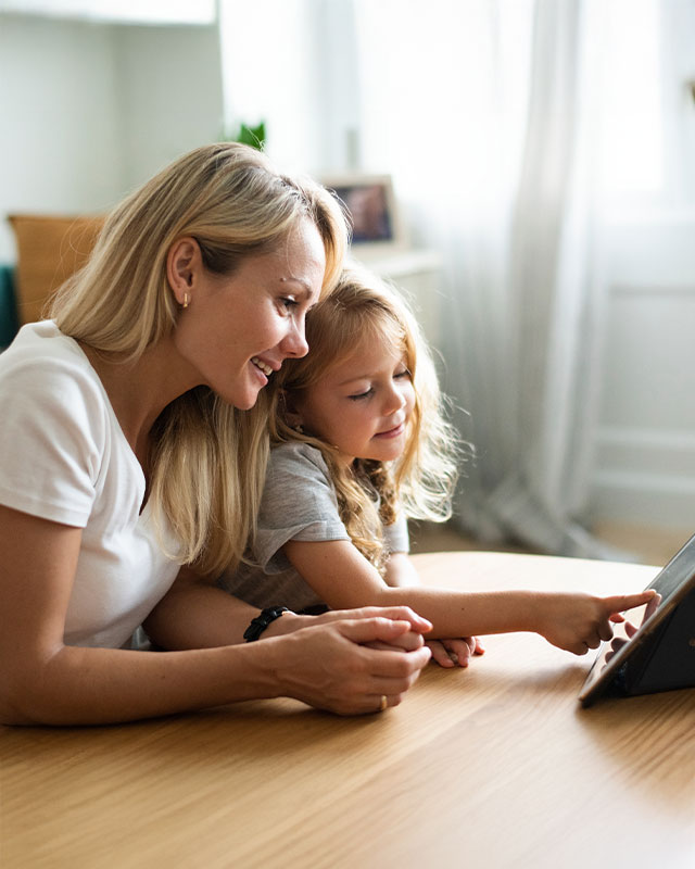 Mutter mit Tochter am Tablet.